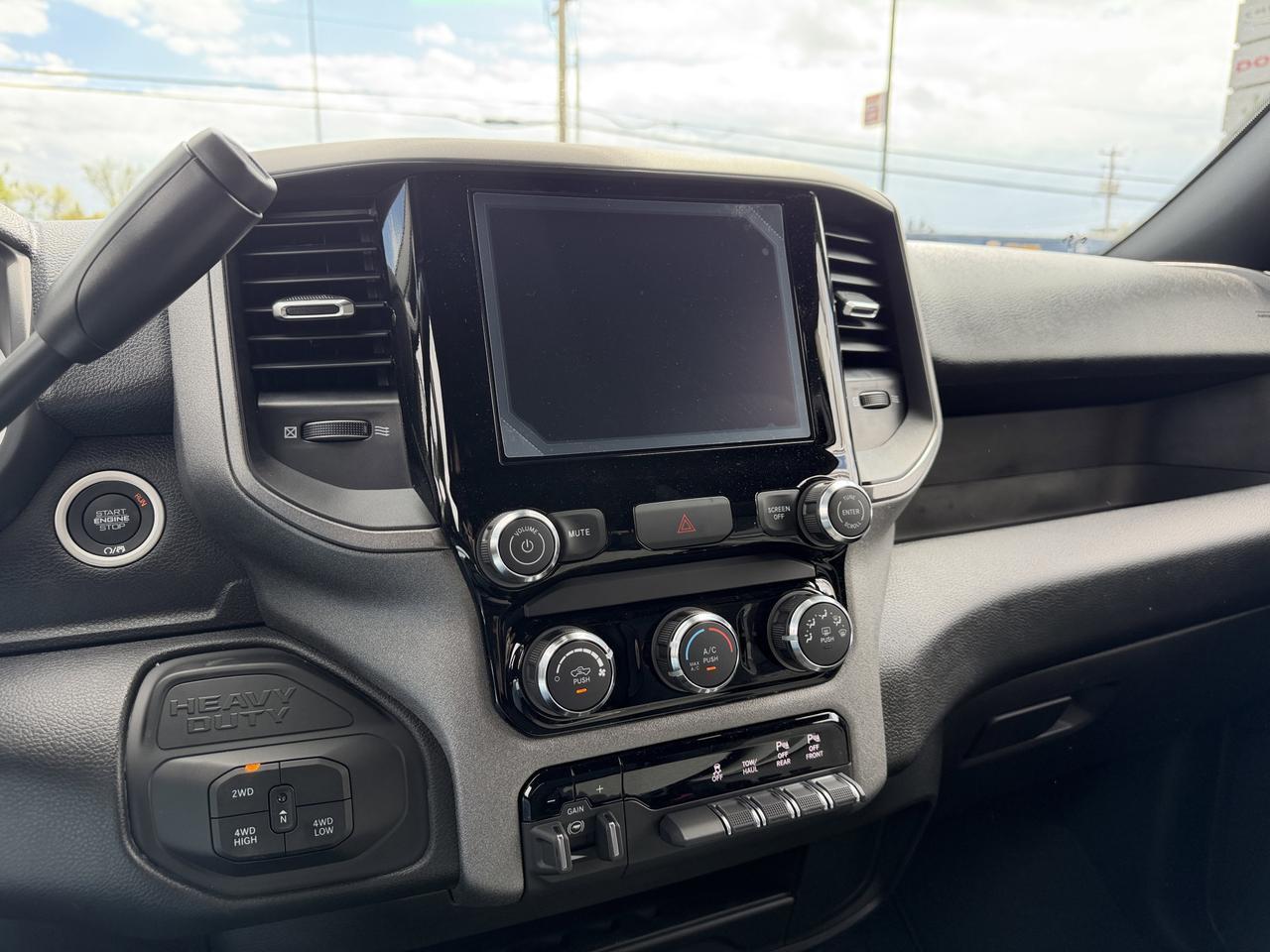 2026 Ram 2500 Black Express Crew Cab 4x4 | V8 HEMI | NAV | 20IN Black Wheels | Side Steps | 5th Wheel Prep Redwater AB