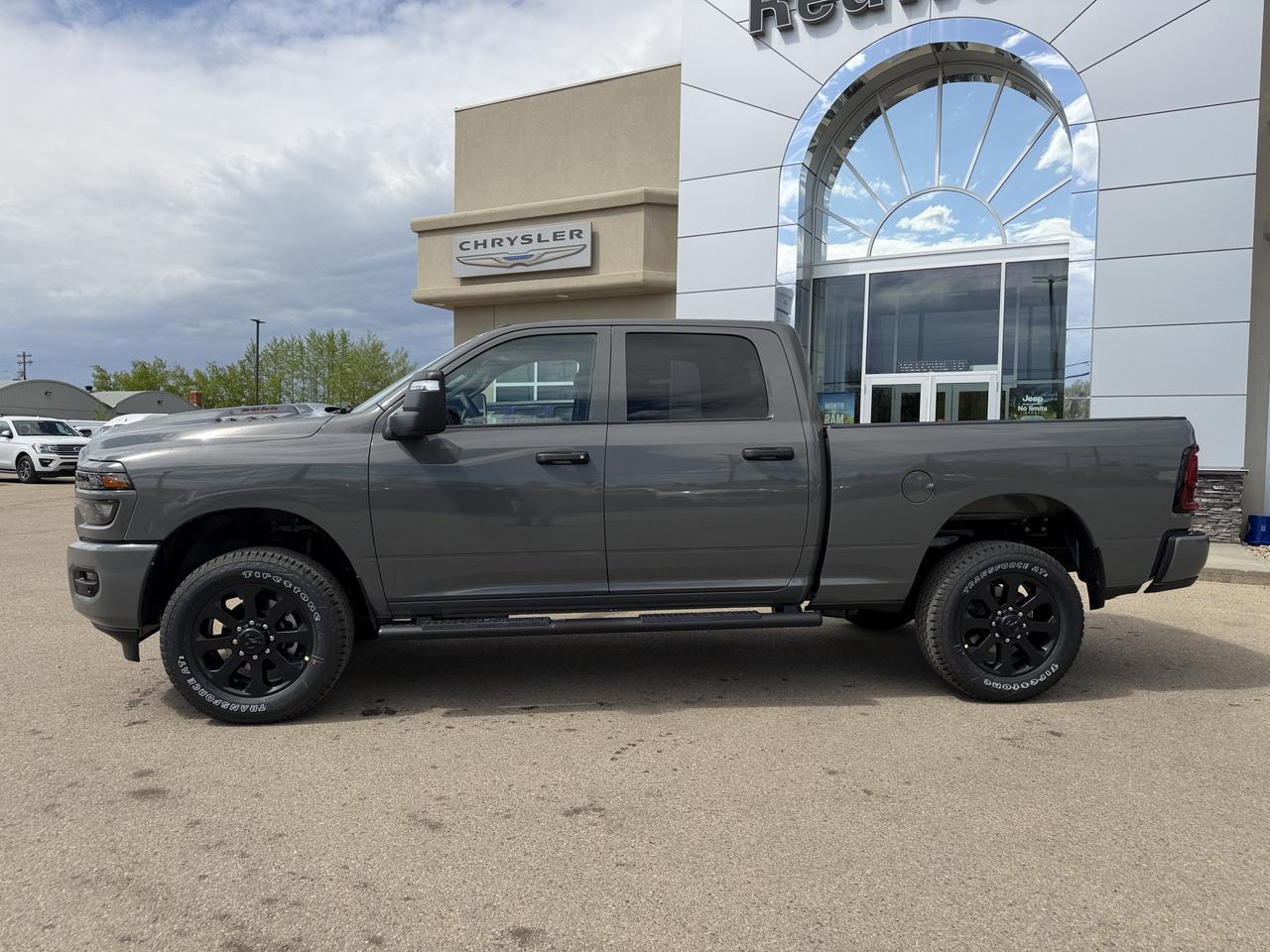 2026 Ram 2500 Black Express Crew Cab 4x4 | V8 HEMI | NAV | 20IN Black Wheels | Side Steps | 5th Wheel Prep Redwater AB