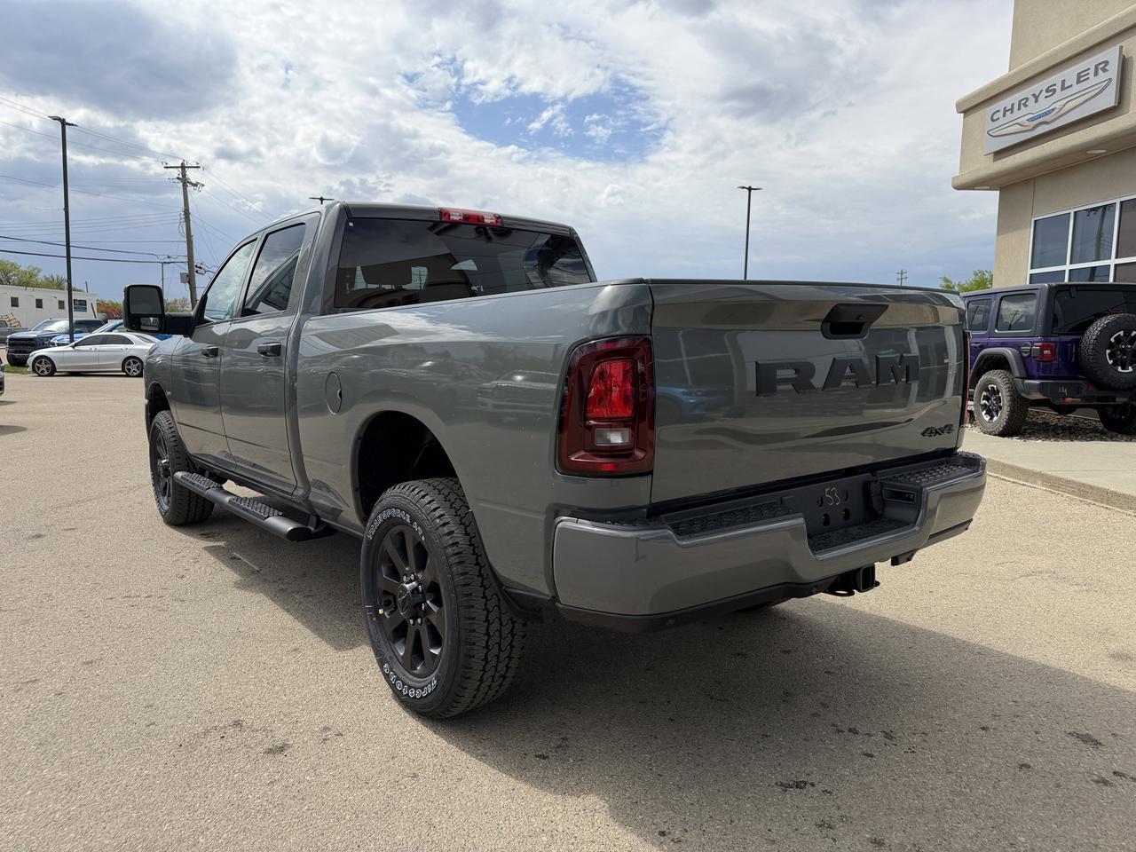 2026 Ram 2500 Black Express Crew Cab 4x4 | V8 HEMI | NAV | 20IN Black Wheels | Side Steps | 5th Wheel Prep Redwater AB