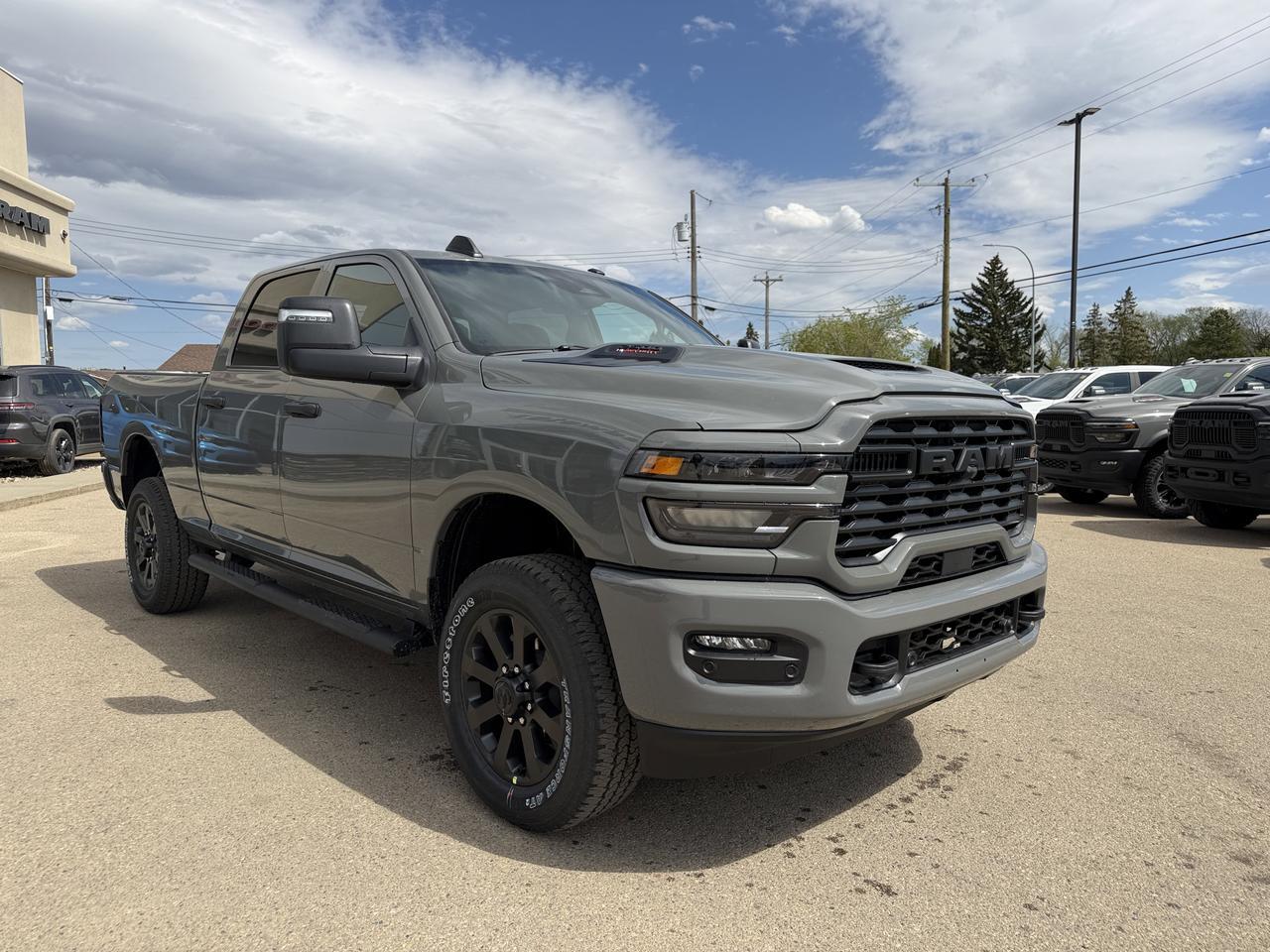 2026 Ram 2500 Black Express Crew Cab 4x4 | V8 HEMI | NAV | 20IN Black Wheels | Side Steps | 5th Wheel Prep Redwater AB