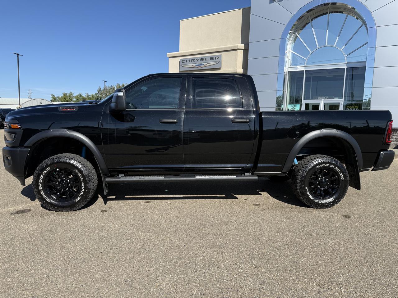 2026 Ram 2500 Tradesman Crew Cab 4x4 | HEMI V8 | Low KMs | NAV | 12IN Display | Mopar Side Steps | Towing Pkg Redwater AB