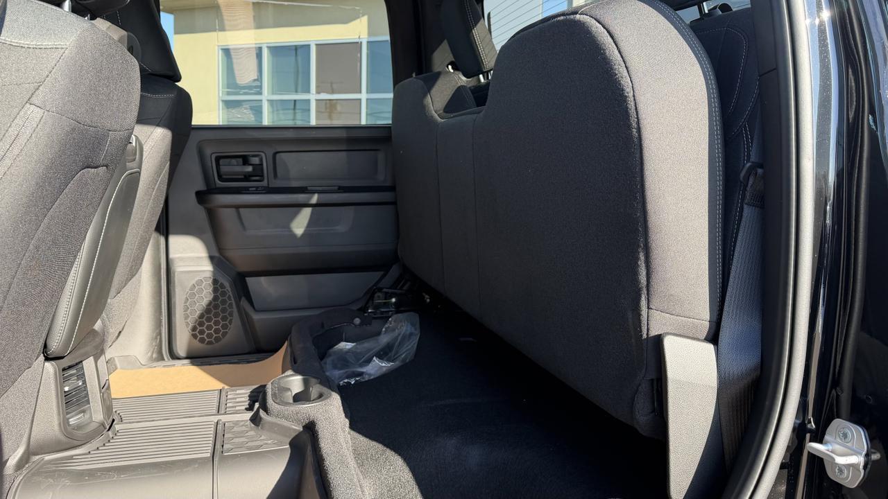 2026 Ram 2500 Warlock Crew Cab 4x4 | V8 HEMI | NAV | 20IN Black Wheels | Backup Camera | Performance Shocks Redwater AB