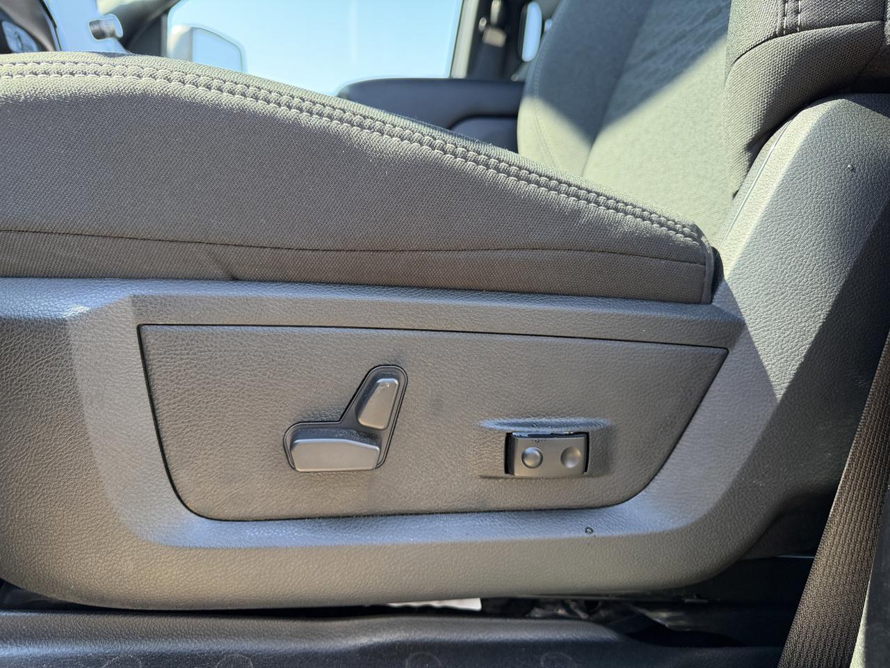 2026 Ram 3500 Big Horn Crew Cab 4x4 | Cummins HO Turbo Diesel | 12IN Touchscreen w NAV | Heated Seats Redwater AB