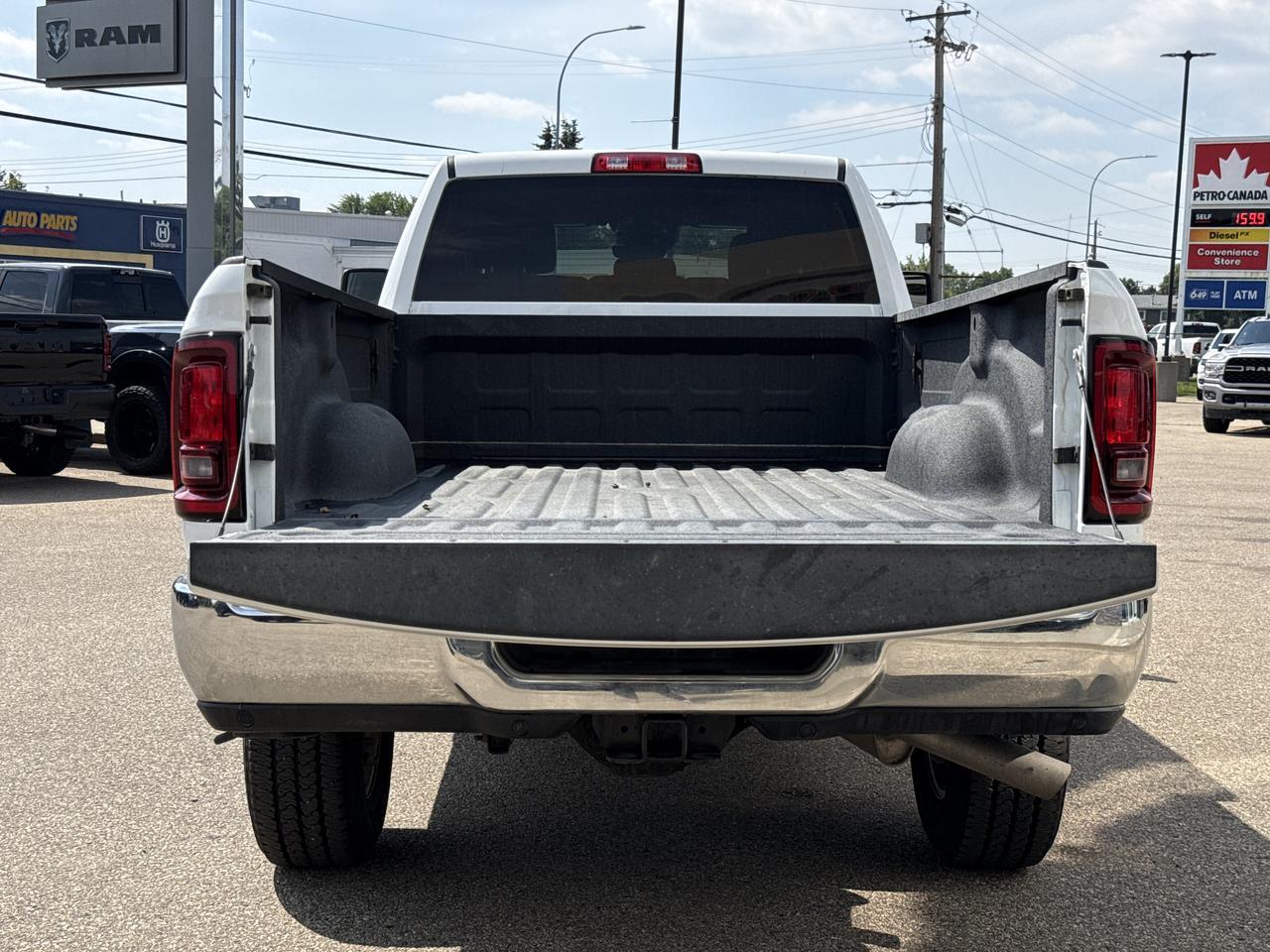 2026 Ram 3500 Big Horn Crew Cab 4x4 | Low KMs | V8 HEMI | Backup Camera | Remote Keyless Entry | Trailer Towing Redwater AB