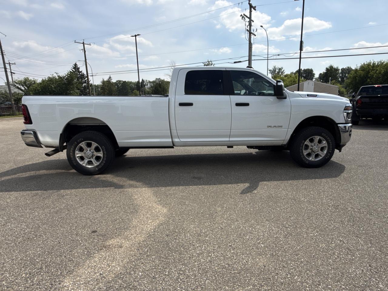 2026 Ram 3500 Big Horn Crew Cab 4x4 | Low KMs | V8 HEMI | Backup Camera | Remote Keyless Entry | Trailer Towing Redwater AB