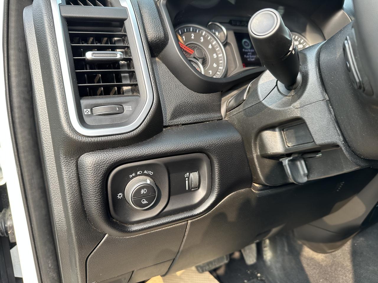 2026 Ram 3500 Big Horn Crew Cab 4x4 | Low KMs | V8 HEMI | Backup Camera | Remote Keyless Entry | Trailer Towing Redwater AB