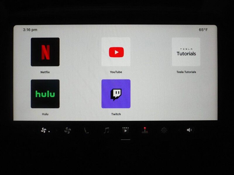 2026 Tesla Model Y Long Range AWD *AUTOPILOT, NAVIGATION, SAFETY ALERTS, ADAPTIVE CRUISE, AUTOMATIC PARKING, SURROUND CAMERAS, PANORAMA GLASS ROOF, CLIMATE SEATS, HEATED STEERING, 20 INCH HELIX WHEELS, WIRELESS CHARGING Round Rock TX