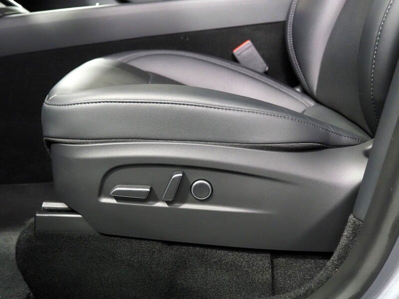 2026 Tesla Model Y Long Range AWD *AUTOPILOT, NAVIGATION, SAFETY ALERTS, ADAPTIVE CRUISE, AUTOMATIC PARKING, SURROUND CAMERAS, PANORAMA GLASS ROOF, CLIMATE SEATS, HEATED STEERING, WIRELESS CHARGING Round Rock TX