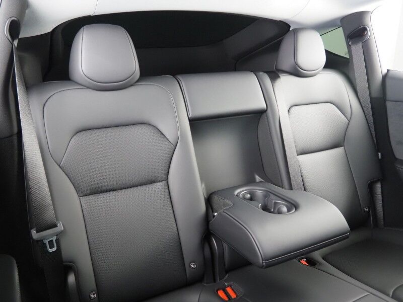 2026 Tesla Model Y Long Range AWD *AUTOPILOT, NAVIGATION, SAFETY ALERTS, ADAPTIVE CRUISE, AUTOMATIC PARKING, SURROUND CAMERAS, PANORAMA GLASS ROOF, CLIMATE SEATS, HEATED STEERING, WIRELESS CHARGING Round Rock TX