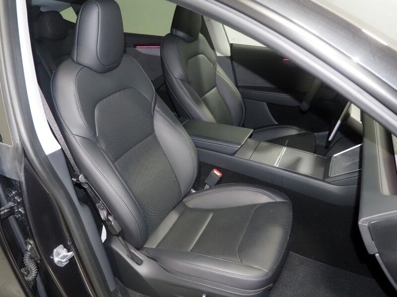 2026 Tesla Model Y Premium RWD *TRAFFIC AWARE CRUISE CONTROL, NAVIGATION, SAFETY ALERTS, AUTOMATIC PARKING, SURROUND CAMERAS, PANORAMA GLASS ROOF, CLIMATE SEATS, HEATED STEERING, WIRELESS CHARGING