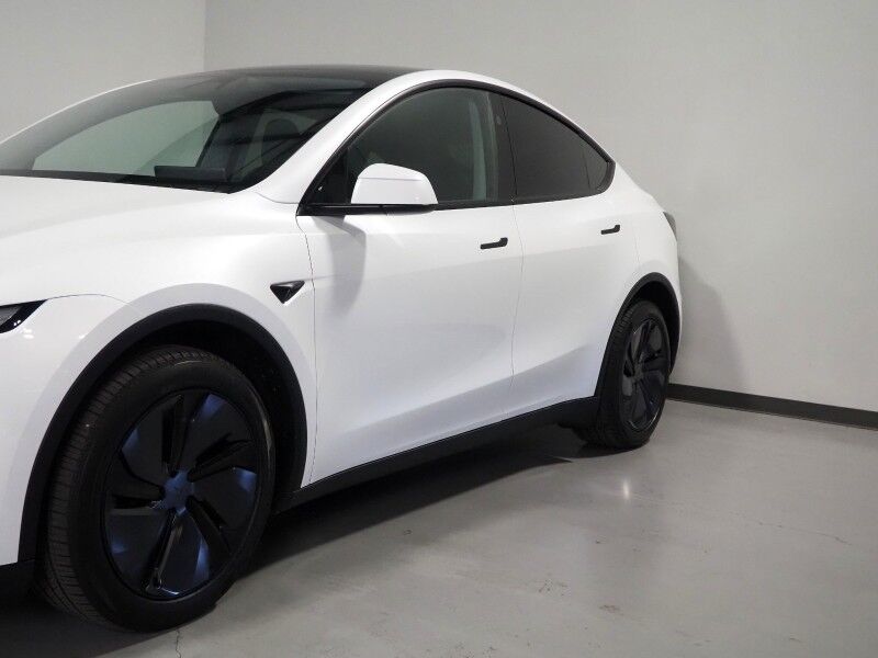 2026 Tesla Model Y Premium RWD *TRAFFIC AWARE CRUISE CONTROL, NAVIGATION, SAFETY ALERTS, AUTOMATIC PARKING, SURROUND CAMERAS, PANORAMA GLASS ROOF, CLIMATE SEATS, HEATED STEERING, WIRELESS CHARGING Round Rock TX