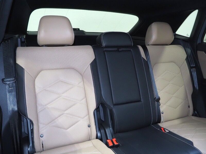 2026 Volkswagen Atlas Cross Sport 2.0T SE w/Technology *PANORAMA MOONROOF, ADAPTIVE CRUISE, SAFETY ALERTS, BACKUP-CAMERA, COLOR TOUCHSCREEN, CLIMATE SEATS, HEATED STEERING, POWER LIFTGATE, REMOTE START, WIRELESS CHARGING, ANDROID & APPLE Round Rock TX