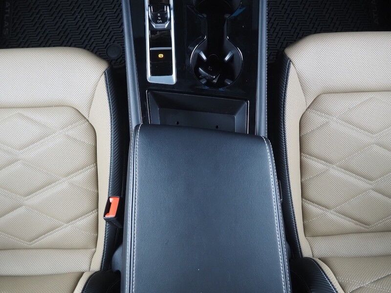 2026 Volkswagen Atlas Cross Sport 2.0T SE w/Technology *PANORAMA MOONROOF, ADAPTIVE CRUISE, SAFETY ALERTS, BACKUP-CAMERA, COLOR TOUCHSCREEN, CLIMATE SEATS, HEATED STEERING, POWER LIFTGATE, REMOTE START, WIRELESS CHARGING, ANDROID & APPLE Round Rock TX