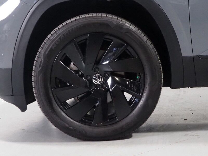2026 Volkswagen Atlas Cross Sport 2.0T SE w/Technology *PANORAMA MOONROOF, ADAPTIVE CRUISE, SAFETY ALERTS, BACKUP-CAMERA, COLOR TOUCHSCREEN, CLIMATE SEATS, HEATED STEERING, POWER LIFTGATE, REMOTE START, WIRELESS CHARGING, ANDROID & APPLE Round Rock TX