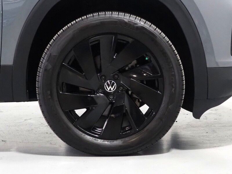 2026 Volkswagen Atlas Cross Sport 2.0T SE w/Technology *PANORAMA MOONROOF, ADAPTIVE CRUISE, SAFETY ALERTS, BACKUP-CAMERA, COLOR TOUCHSCREEN, CLIMATE SEATS, HEATED STEERING, POWER LIFTGATE, REMOTE START, WIRELESS CHARGING, ANDROID & APPLE Round Rock TX