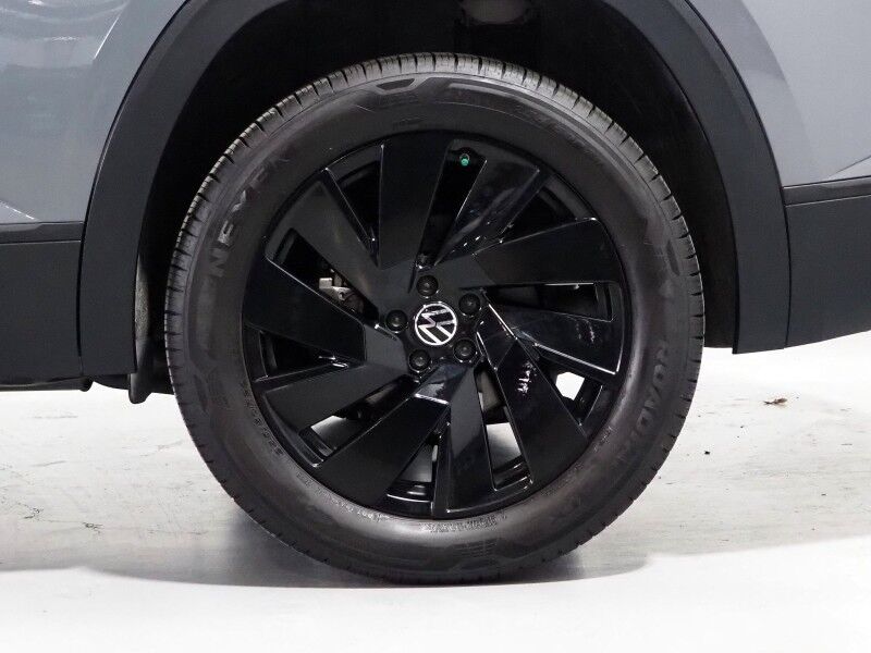 2026 Volkswagen Atlas Cross Sport 2.0T SE w/Technology *PANORAMA MOONROOF, ADAPTIVE CRUISE, SAFETY ALERTS, BACKUP-CAMERA, COLOR TOUCHSCREEN, CLIMATE SEATS, HEATED STEERING, POWER LIFTGATE, REMOTE START, WIRELESS CHARGING, ANDROID & APPLE Round Rock TX