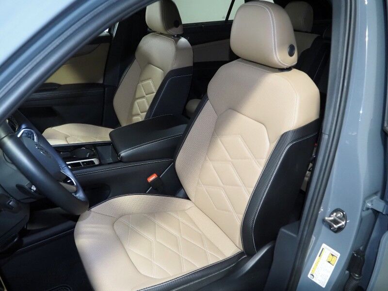 2026 Volkswagen Atlas Cross Sport 2.0T SE w/Technology *PANORAMA MOONROOF, ADAPTIVE CRUISE, SAFETY ALERTS, BACKUP-CAMERA, COLOR TOUCHSCREEN, CLIMATE SEATS, HEATED STEERING, POWER LIFTGATE, REMOTE START, WIRELESS CHARGING, ANDROID & APPLE Round Rock TX
