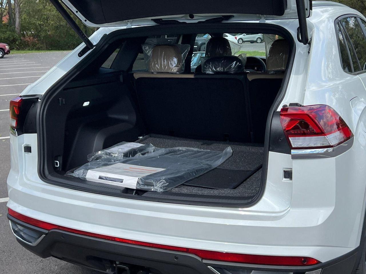 2026 Volkswagen Atlas Cross Sport 2.0T SE w/Technology Hagerstown MD