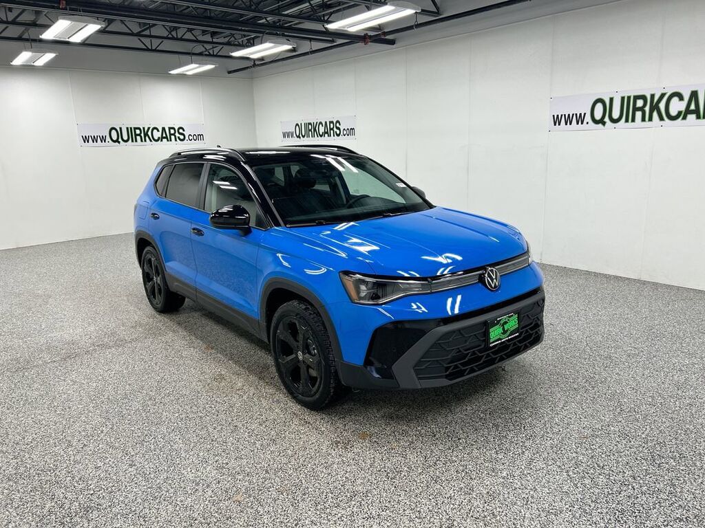 2026 Volkswagen Taos SE Black Oshkosh WI