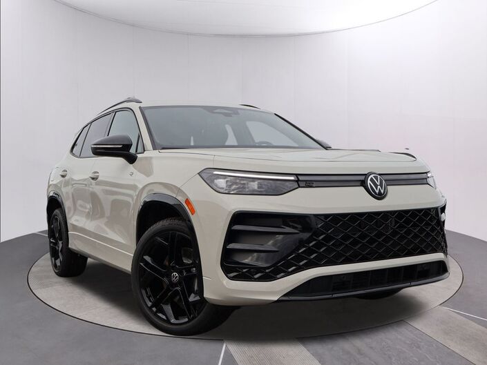 2026 Volkswagen Tiguan 2.0T SE R-Line Black Oshkosh WI
