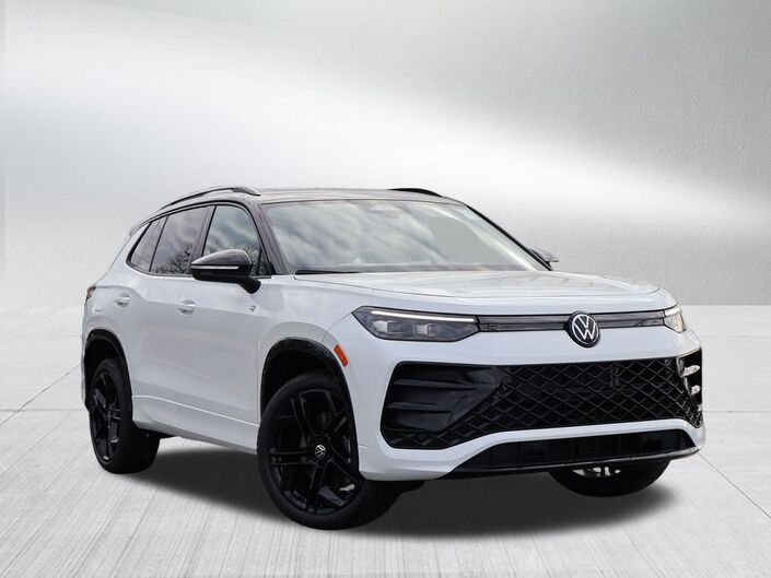 2026 Volkswagen Tiguan 2.0T SE R-Line Black Oshkosh WI