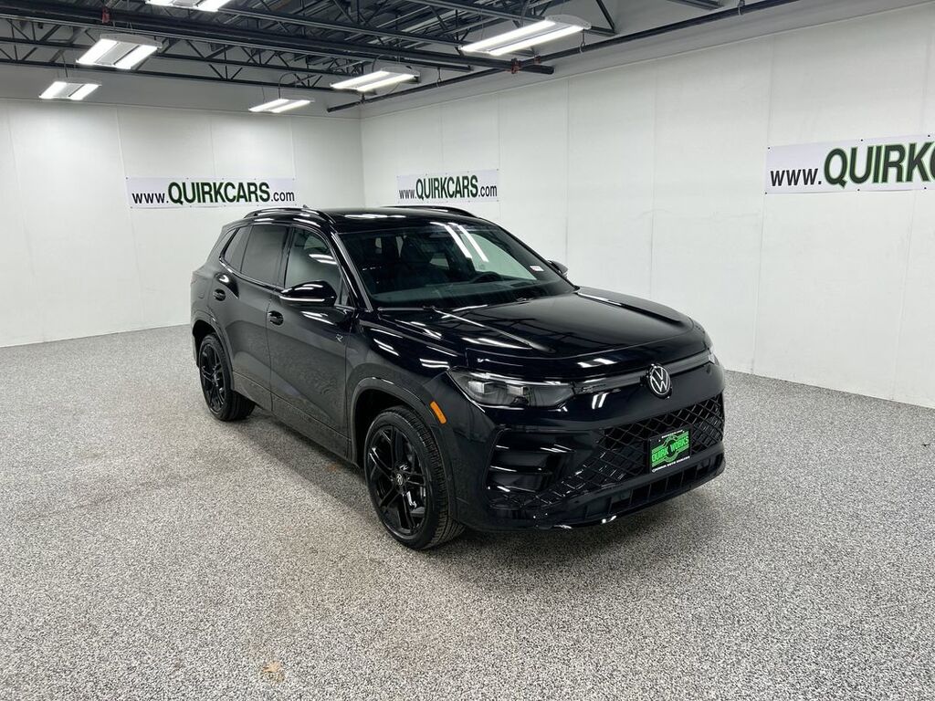 2026 Volkswagen Tiguan SE R-Line Black Oshkosh WI