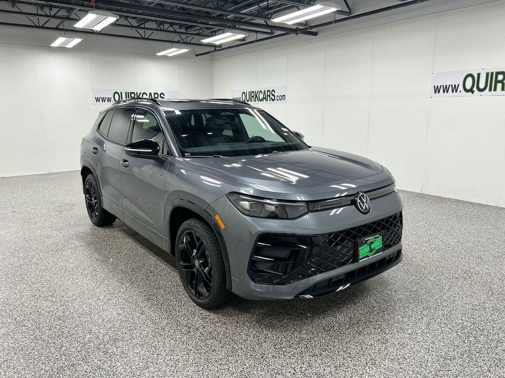 2026 Volkswagen Tiguan SE R-Line Black Oshkosh WI 2026 Volkswagen Tiguan SE R-Line Black Oshkosh WI