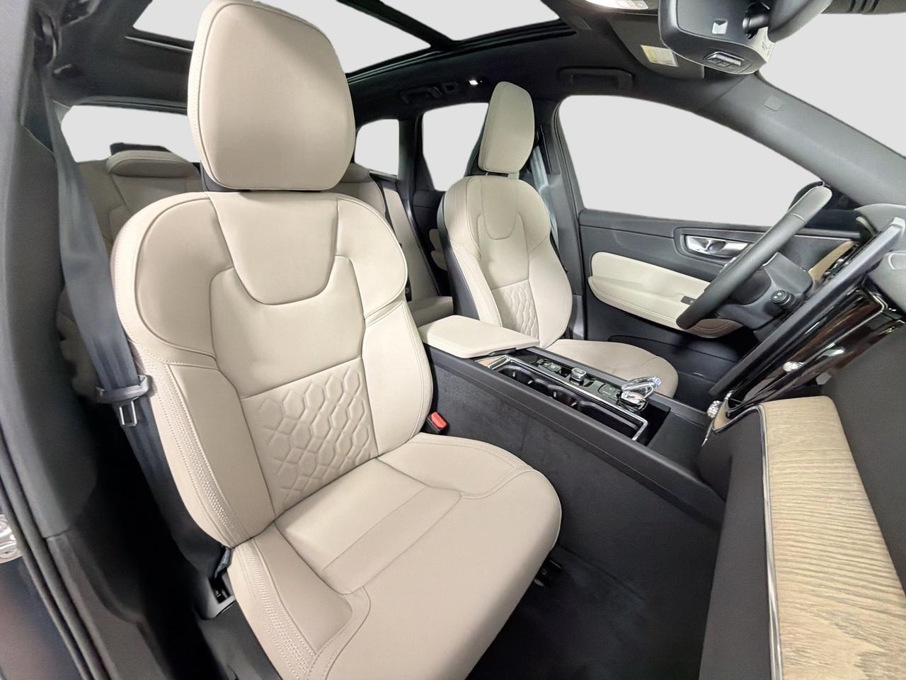 2026 Volvo XC60 B5 Hybrid AWD PLUS | High Performance Audio, Pilot Assist, 360 Cam, 4 Heated Seats & Wheel Portland OR