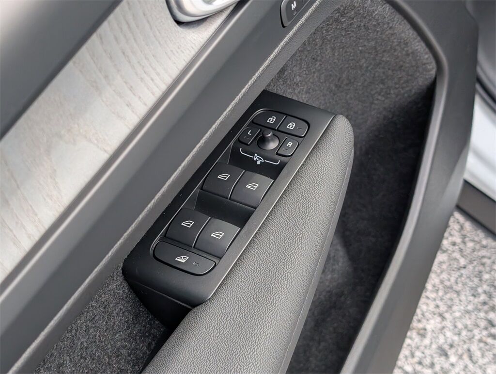 2026 Volvo EX40 Single Motor Extended Range Plus Hunt Valley MD