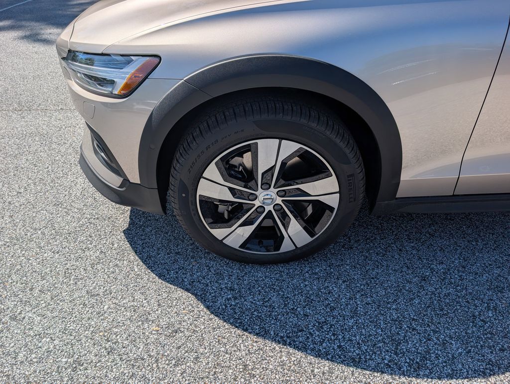2026 Volvo V60 Cross Country B5 Plus Hunt Valley MD