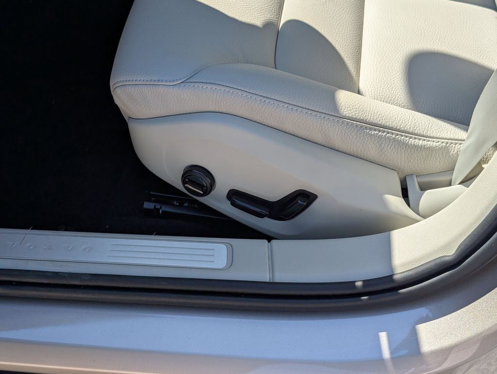 2026 Volvo V60 Cross Country B5 Plus Hunt Valley MD
