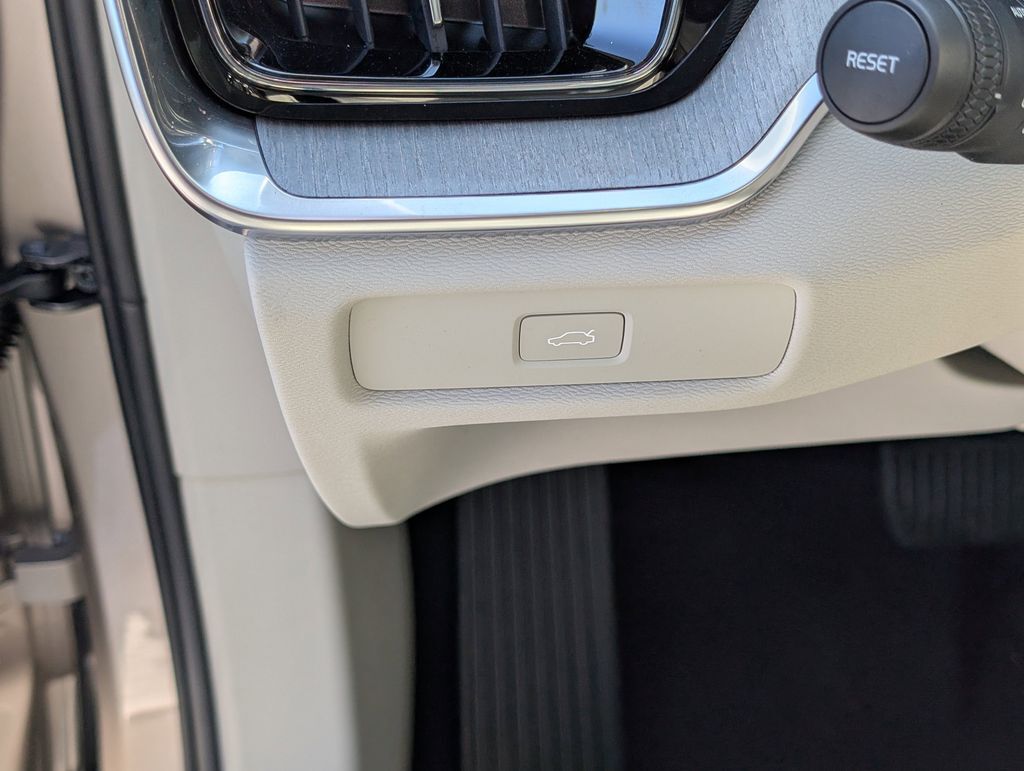 2026 Volvo V60 Cross Country B5 Plus Hunt Valley MD
