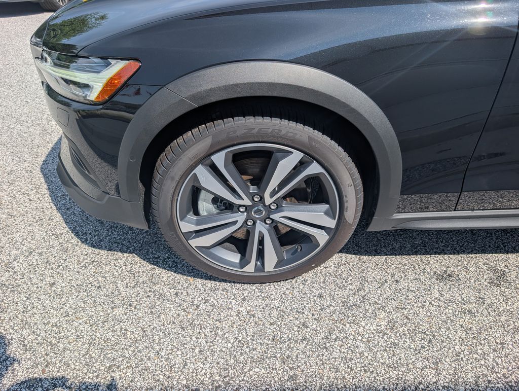 2026 Volvo V60 Cross Country B5 Plus Hunt Valley MD