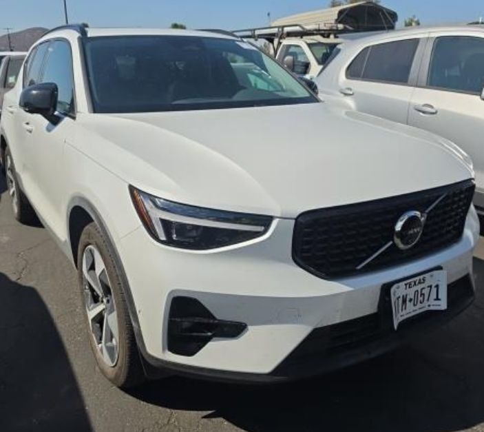 2026 Volvo XC40 B5 Plus