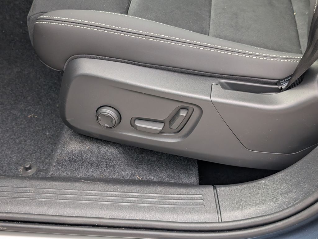 2026 Volvo XC40 B5 Ultra Black Edition Hunt Valley MD
