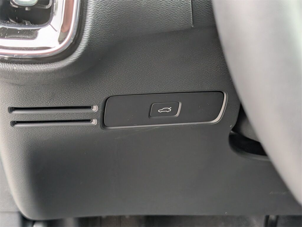 2026 Volvo XC40 B5 Ultra Black Edition Hunt Valley MD