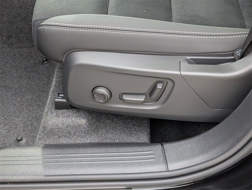 2026 Volvo XC40 B5 Ultra Black Edition Hunt Valley MD