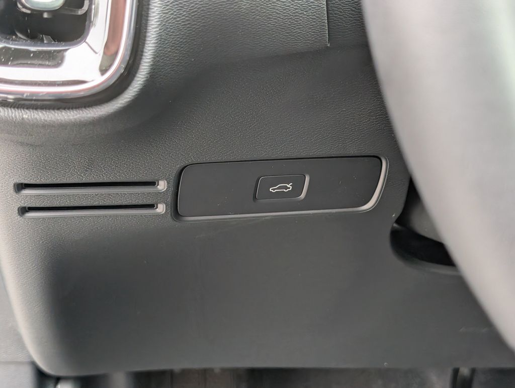 2026 Volvo XC40 B5 Ultra Black Edition Hunt Valley MD