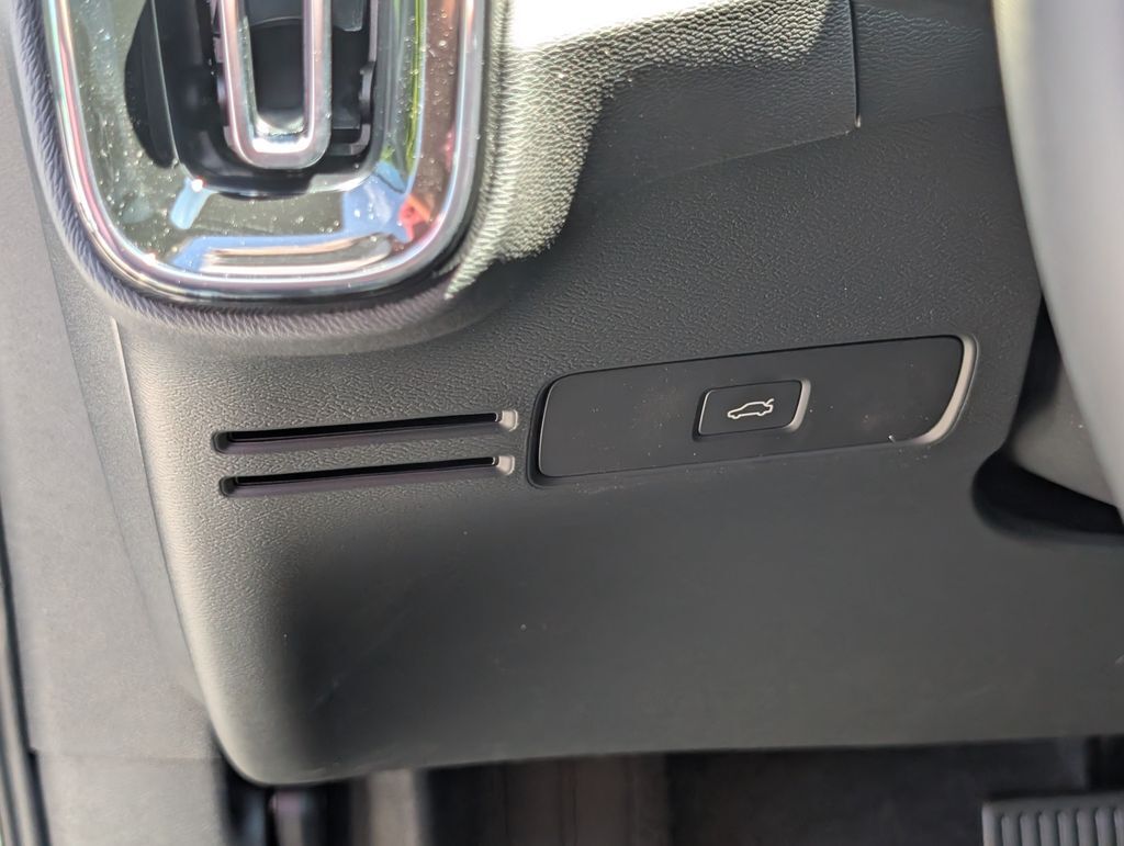 2026 Volvo XC40 B5 Ultra Black Edition Hunt Valley MD