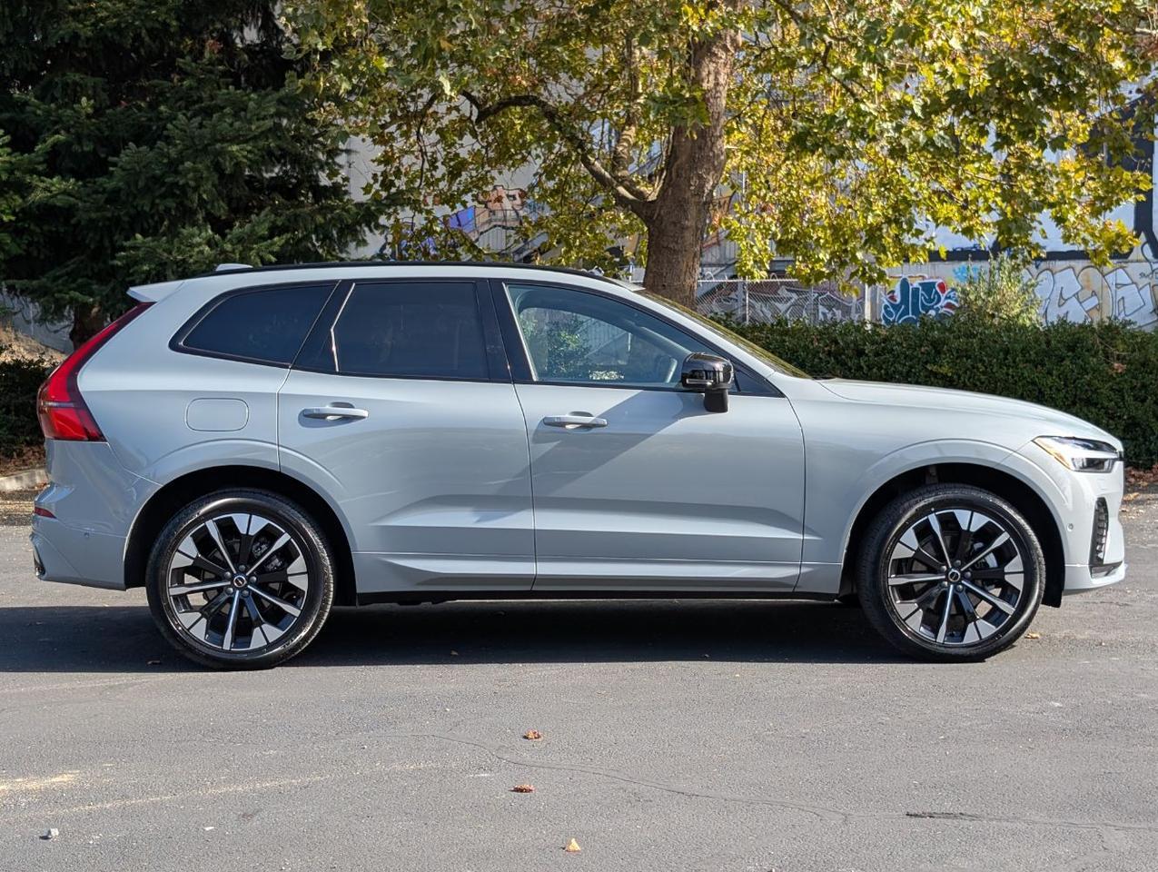 2026 Volvo XC60 B5 Hybrid AWD PLUS | High Performance Audio, Pilot Assist, 360 Cam, 4 Heated Seats & Wheel Portland OR