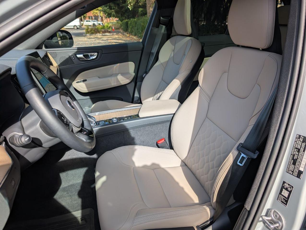 2026 Volvo XC60 B5 Hybrid AWD PLUS | High Performance Audio, Pilot Assist, 360 Cam, 4 Heated Seats & Wheel Portland OR