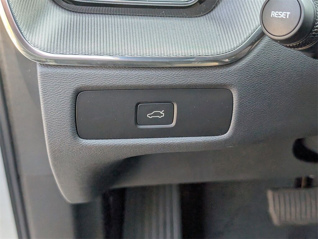 2026 Volvo XC60 B5 Ultra Black Edition Hunt Valley MD