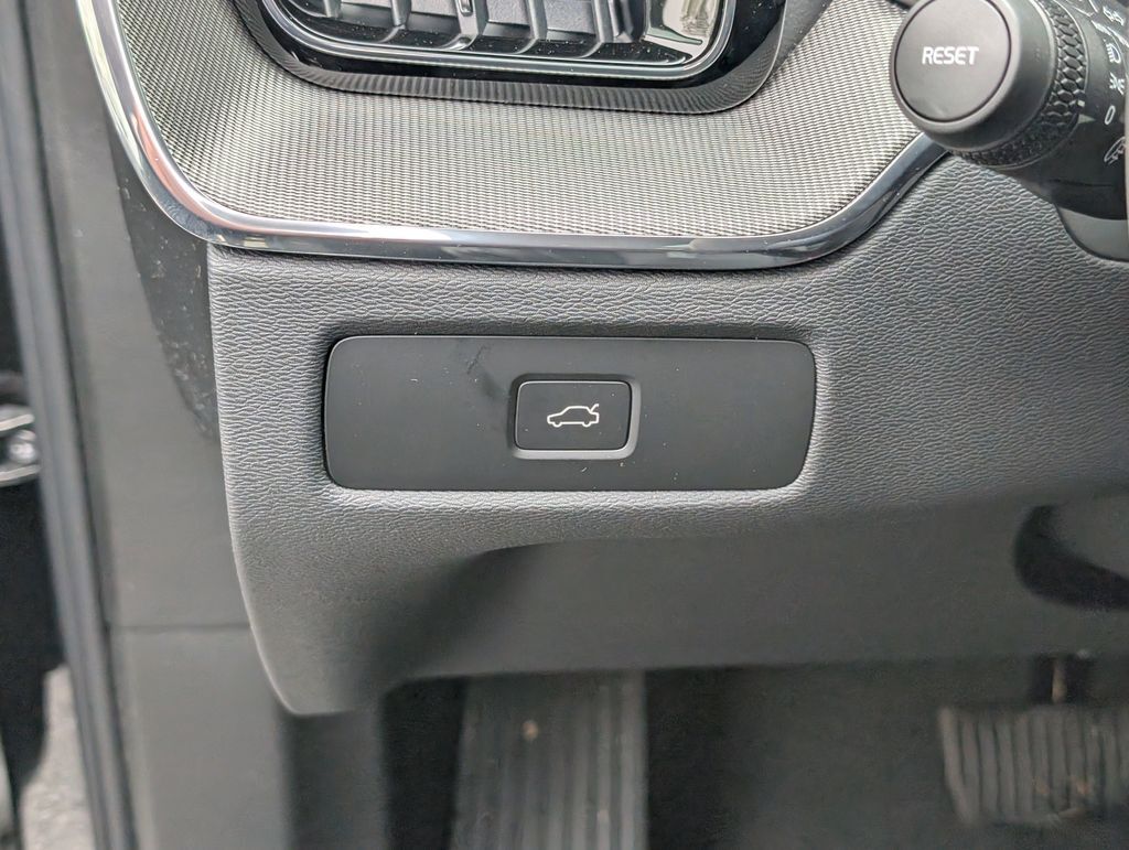 2026 Volvo XC60 B5 Ultra Black Edition Hunt Valley MD