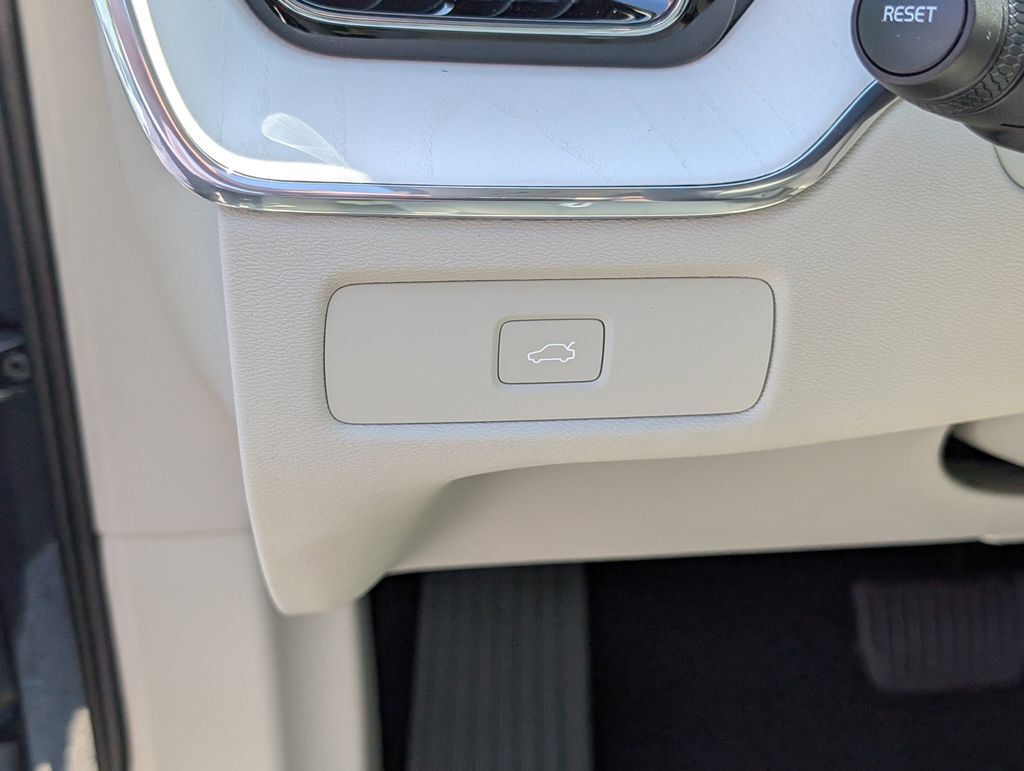 2026 Volvo XC60 B5 Ultra Hunt Valley MD