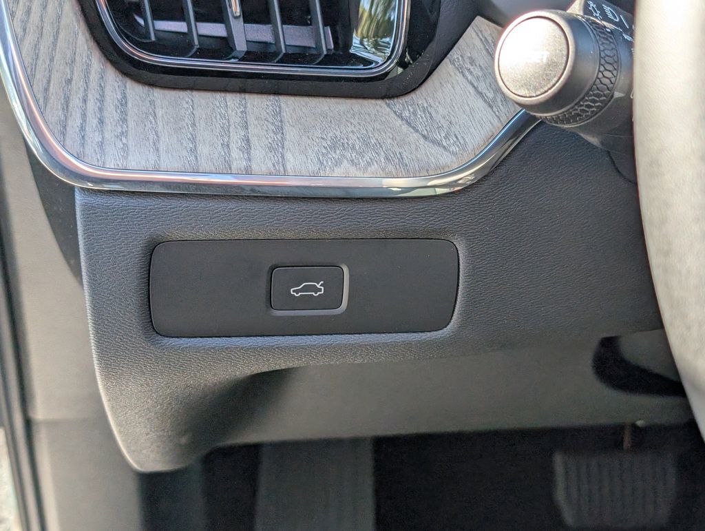 2026 Volvo XC60 B5 Ultra Hunt Valley MD