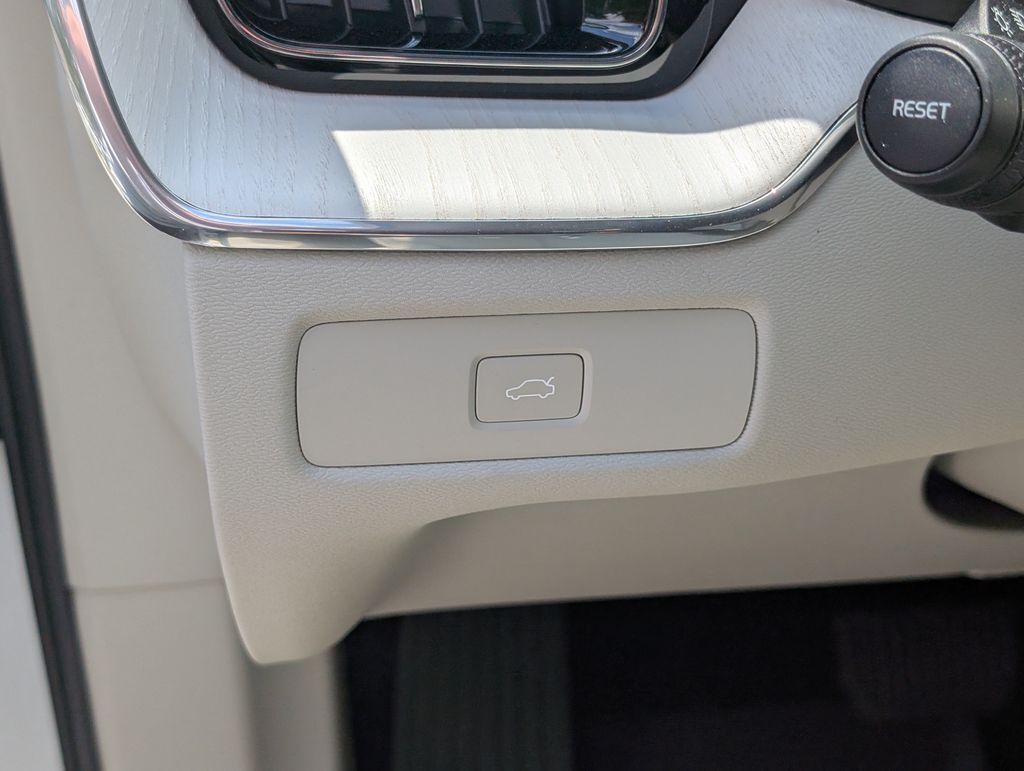 2026 Volvo XC60 B5 Ultra Hunt Valley MD