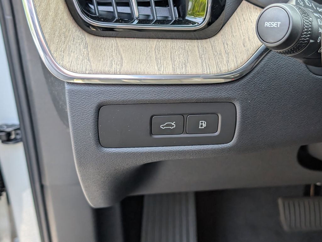 2026 Volvo XC60 Plug-In Hybrid T8 Core Hunt Valley MD