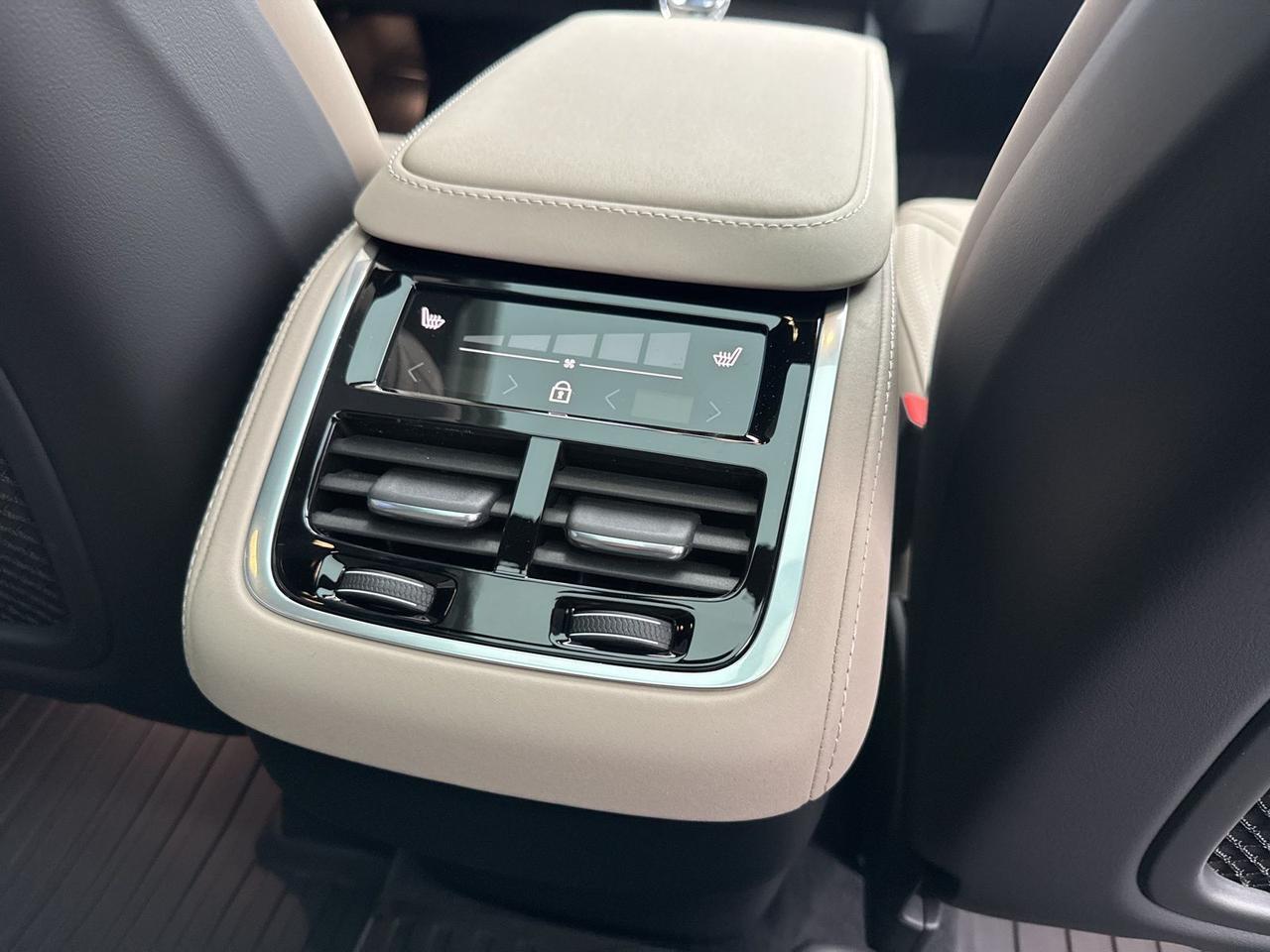 2026 Volvo XC90 B6 Plus 7-Seater Bend OR