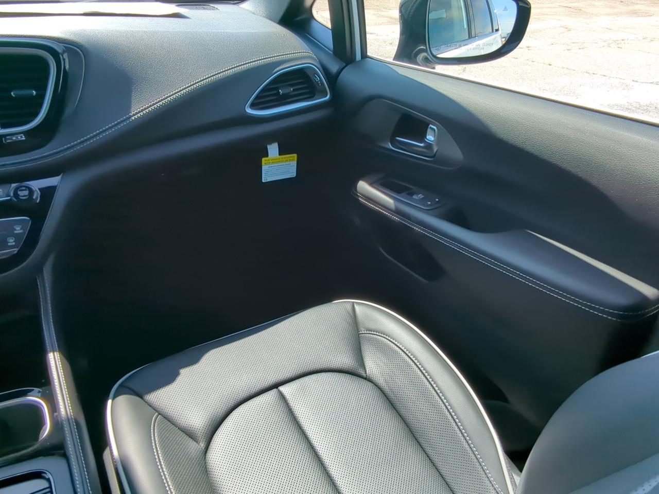 2027 Chrysler Pacifica Limited Appleton WI