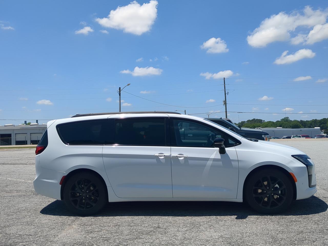 2027 Chrysler Pacifica Limited Appleton WI